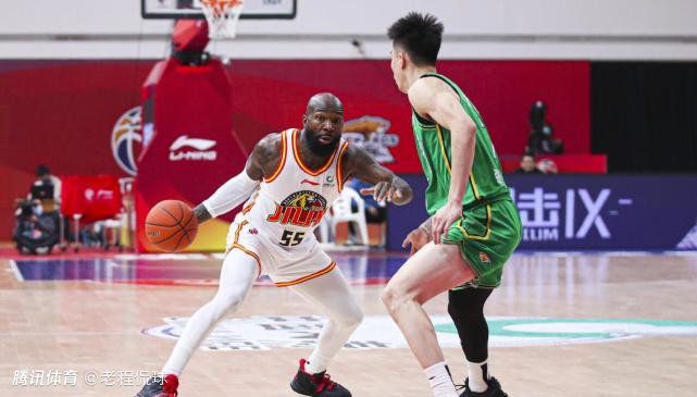 洪五爷听完之后，顿时乐了，立刻说道：嗯，今天是萧先生成为书画协会常务理事的大喜之日，正愁没什么节目呢，既然这小子来了，就把他叫进包厢来，给萧先生助助兴。